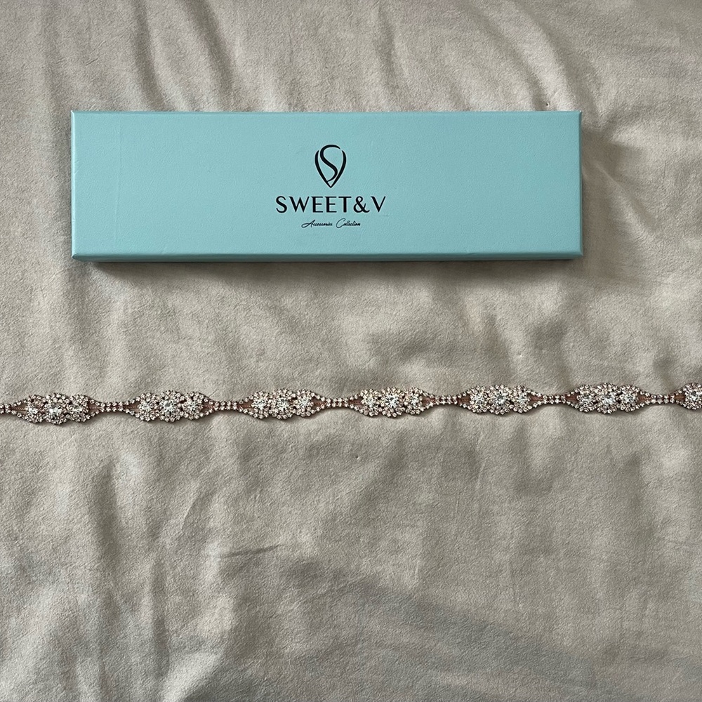 Sweet &V belt with crystals and beige satin tie. - Picture 2 of 3